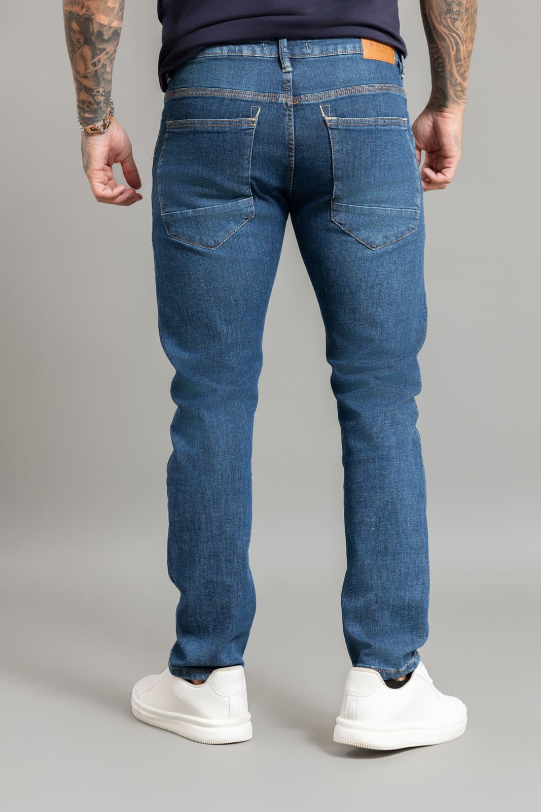 Calça Jeans Arqueada Lavagem Escura